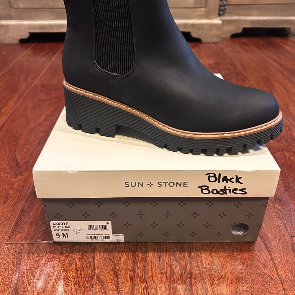 Woman's size 9 Black sun & stone Black Chelsea boots lug sole NWT Mobwife - Picture 2 of 3